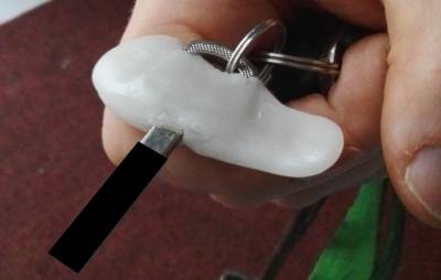klucz z powiększonym uchwytem do przekręcania w ciężko chodzącym zamku
