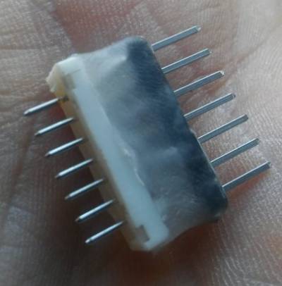 adaptor pinów, po zlutowaniu i umocnieniu PCL